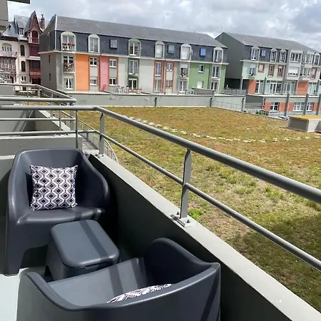 Trimaran 10 Metres De La Avec Balcon/terrasse 메르레뱅